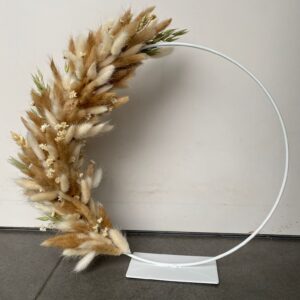 Ring op voet met droogbloemen