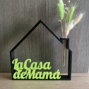 Huisje met tekst en vaasje met droogbloemen